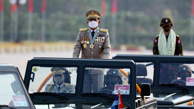 General Min Aung Hlaing steht in einem Fahrzeug bei einer Militärparade.