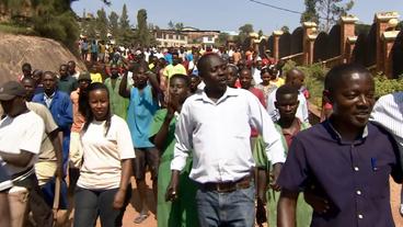 Menschen auf der Straße von Kigali.