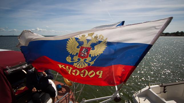 Eine russische Fahne weht im Wind im Hafen von Kalilingrad