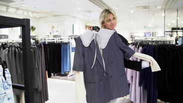 Designerin Anna Lidström zeigt ein Modestück.