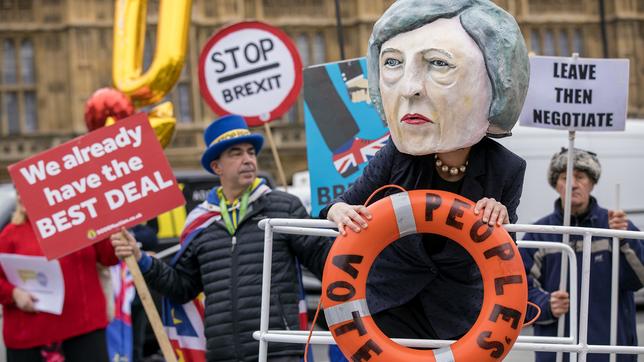 Eine Frau mit einer Theresa May-Maske