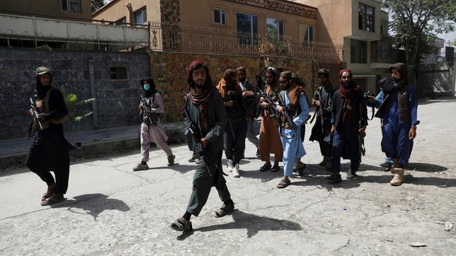 Talibankämpfer patrouillieren bewaffnet durch Kabul.