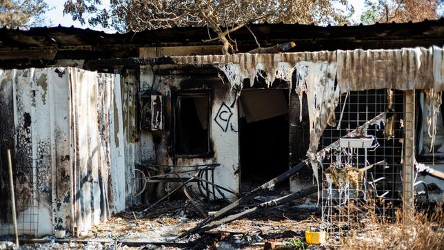 Verbrannte Reste eines Hauses im Kibbutz Nir Oz