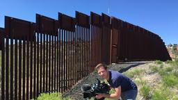 Kameramann Dennis Wienecke dreht am Grenzzaun zu Mexiko