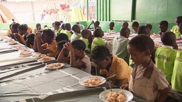 Diese Kinder haben Glück gehabt: In einem Heim bekommen die ehemaligen Straßenkinder Essen.
