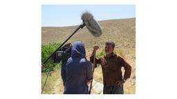 Bauer Ali Raisi klagt im Interview mit dem ARD-Team darüber, dass seine Trauben nicht mehr genügend Wasser bekommen. Die Dürre bedroht seine Existenz. 