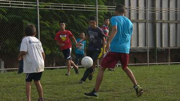 Kinder beim Fußballspielen