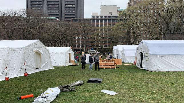 Aufbau von Zelten in einem Park