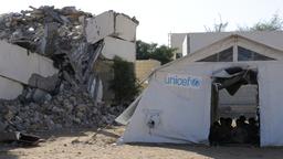 Vier Raketen von einem Flugzeug der saudischen Koalition trafen diese Schule. Ein Flügel wurde vollständig zerstört. Weil der Angriff nachts stattfand, gab es keine Opfer. Der Unterricht findet jetzt in beschädigten Klassenzimmern und in Zelten von UNICEF statt. In der Schule waren weder Waffen noch Soldaten. 