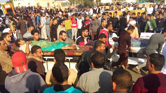 Verletzte werden nach einem Anschlag auf die Al-Rawdah-Moschee in Bir al-Abd zu Krankenwagen gebracht. 