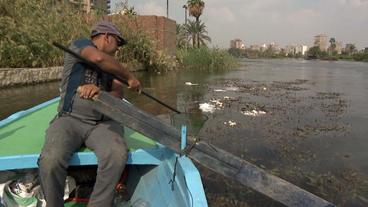 Fischer auf seinem Boot auf dem Nil 