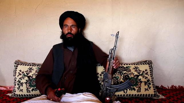 Taliban-Distrikt-Gouverneur mit Gewehr in der Hand