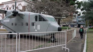 Flugzeug Skyvan ausgestellt vor einer Gedenkstätte
