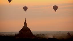 Heißluftballons am Himmel über Bagan