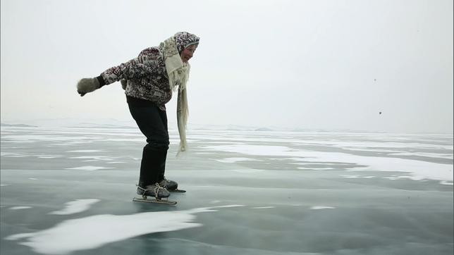 Baikalsee: Elegant übers Eis – die 77-jährige Russin Babaluba fährt zur Stimmabgabe