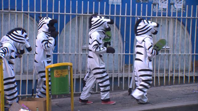 Bolivien: Als Zebras verkleidet, junge Bolivianer regeln den Verkehr