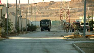 Ein Lastwagen fährt durch ein Militärgelände