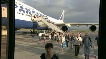 Fluggäste verlassen einen Jumbo-Jet
