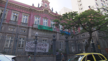 Besetzte Schule mit Transparenten an der Fassade