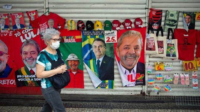 Straßenverkaufsstand mit Handtücher mit den Gesichtern der Präsidentschaftskandidaten verkauft