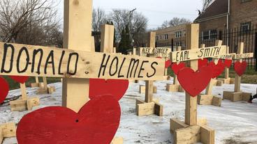 Holzkreuze mit roten Herzen und Namenstafeln