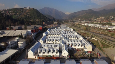 Drohnenflug über Wohnviertel der Hafenstadt Constitution in Chile mit Häusern des Architekten Alejandro Aravena
