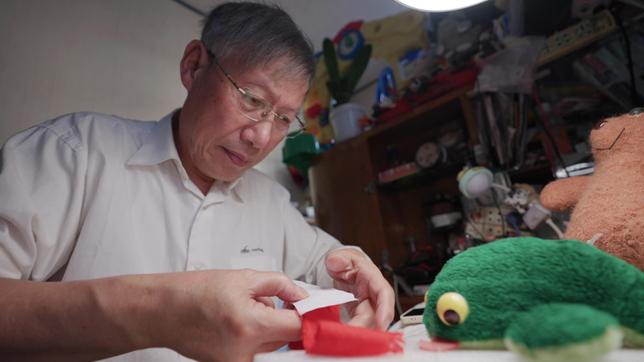 China: Der 75-jährige Zhang Boming flickt Kuscheltiere wieder zusammen.