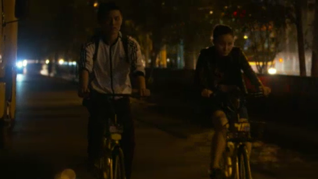 Zwei Fahrradfahrer im Dunkeln.