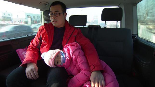 Hou Fei mit ihrem Vater in einem Auto.