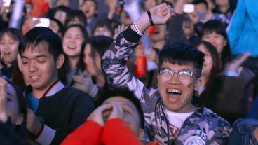 China: Begeisterung auf den Rängen – bis zu 40.000 Zuschauer verfolgen E-Sport Events in Stadien.