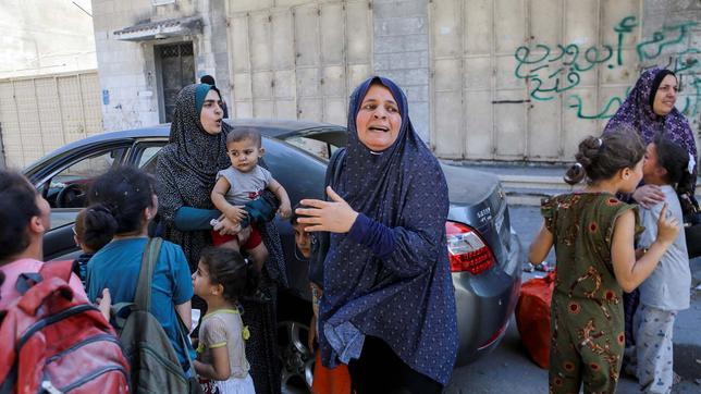Frauen und Kinder bringen sich vor den israelischen Luftangriffen in Sicherheit