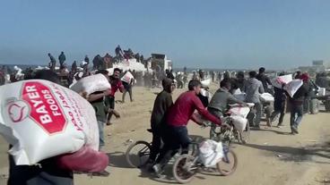 Menschen in Gaza transportieren Säcke mit Lebensmittelhilfen 