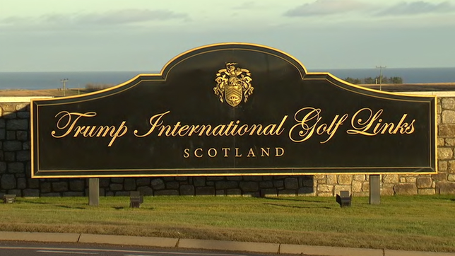 Schild mit Aufschrift "Trump International Golf Links"
