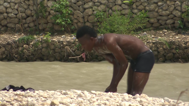 Mann wäscht sich im Fluß