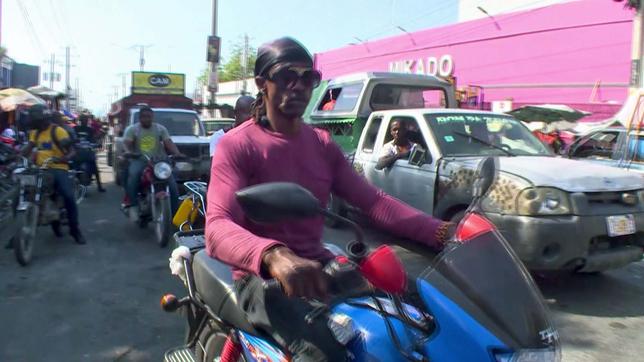 Motorräder und Autos auf Straße in Haiti