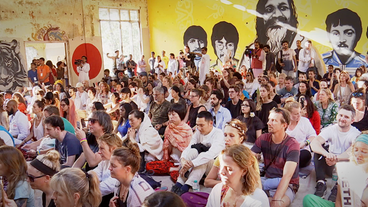 Bild: SWR Teilnehmer des "Internationalen Yoga-Festivals"
