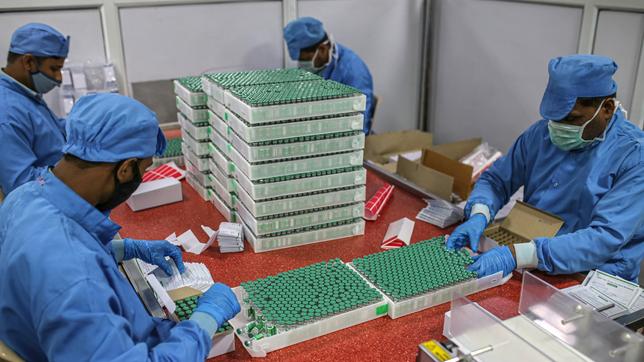 Indien: Mitarbeiter verpacken Fläschchen mit Covid-19-Impfstoff
