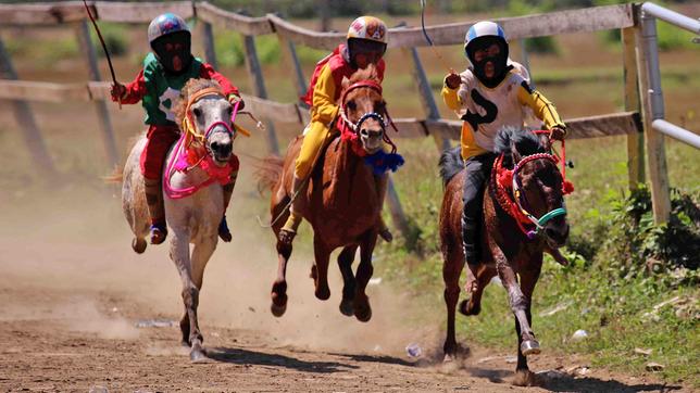 Pferderennen sind Nationalsport auf der indonesischen Insel Sumba.