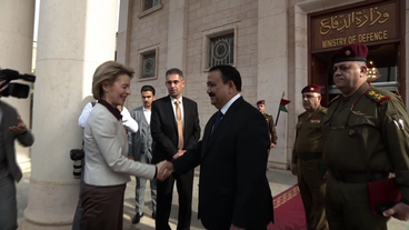 Bild: SWR Bundesverteidigungsministerin von der Leyen begrüßt den irakischen Verteidigungsminister mit Handschlag