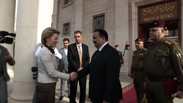 Bundesverteidigungsministerin von der Leyen begrüßt den irakischen Verteidigungsminister mit Handschlag