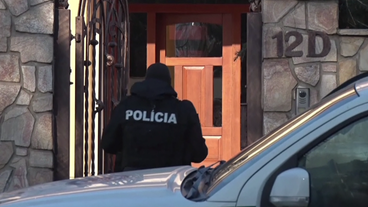 Bild: SWR Polizist vor Hauseingang
