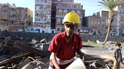 Noch während die Raketen Sanaa treffen, werden die zerstörten Gebäude originalgetreu wieder aufgebaut. Die UNESCO unterstützt das Projekt – sie hat die Altstadt auf die Rote Liste des gefährdeten Weltkulturerbes gesetzt. 