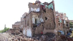 Doch die saudi-arabischen Kampfpiloten machen selbst vor der historischen Altstadt keinen Halt. Überall findet man Wohngebäude, die in Trümmern liegen. Hier ist eine zehnköpfige Familie ausgelöscht worden, die gerade gemeinsam zu Abend gegessen hatte.