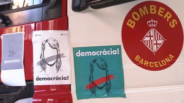 Demokratie-Aufkleber auf einem Feuerwehrauto in Barcelona