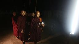 Mönche bei einer Art Prozession