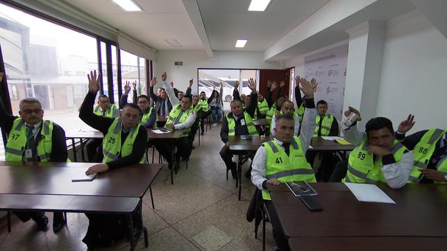 Kolumbien: Im Anti-Macho-Kurs sprechen und diskutieren Busfahrer über ihre Gefühle.