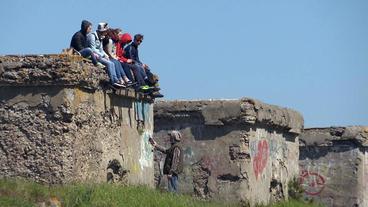 Jugendliche in Karosta auf Betonruinen.