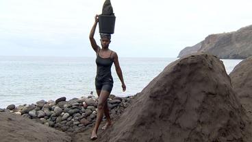 Bild: Bild: BR Maria mit einem Eimer Sand auf dem Kopf