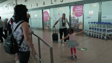 Kind begrüßt Vater am Flughafen 