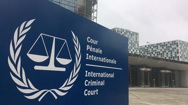 Schild mit Aufschrift "International Criminal Court"
